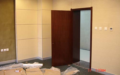 遼寧省公安廳會(huì )議室3-木掛板包柱吸音板墻面
